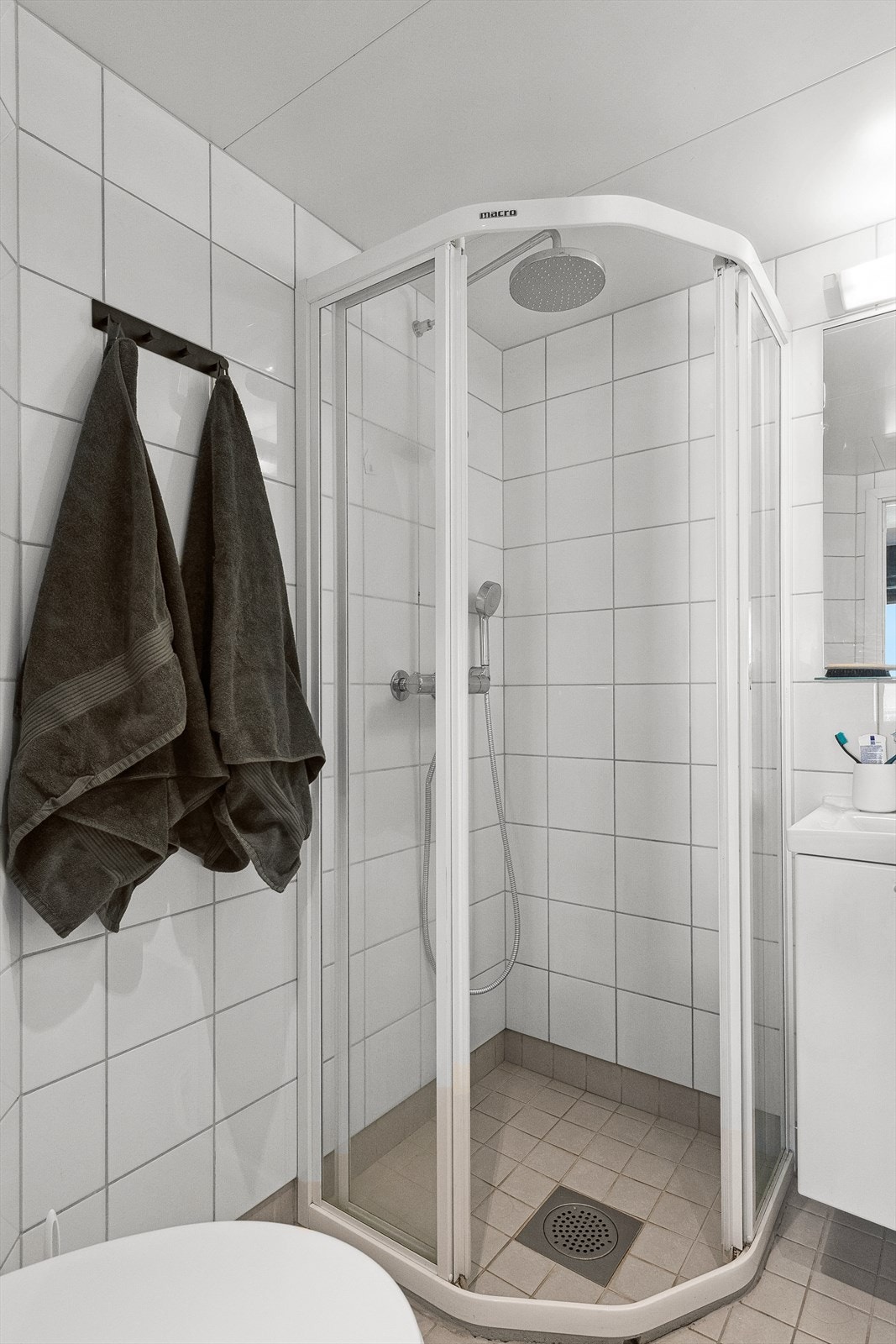 Rommet har innredning med nedfelt servant,
veggmontert toalett, dusjvegger/hjørne og
opplegg for vaskemaskin. Galleribilde