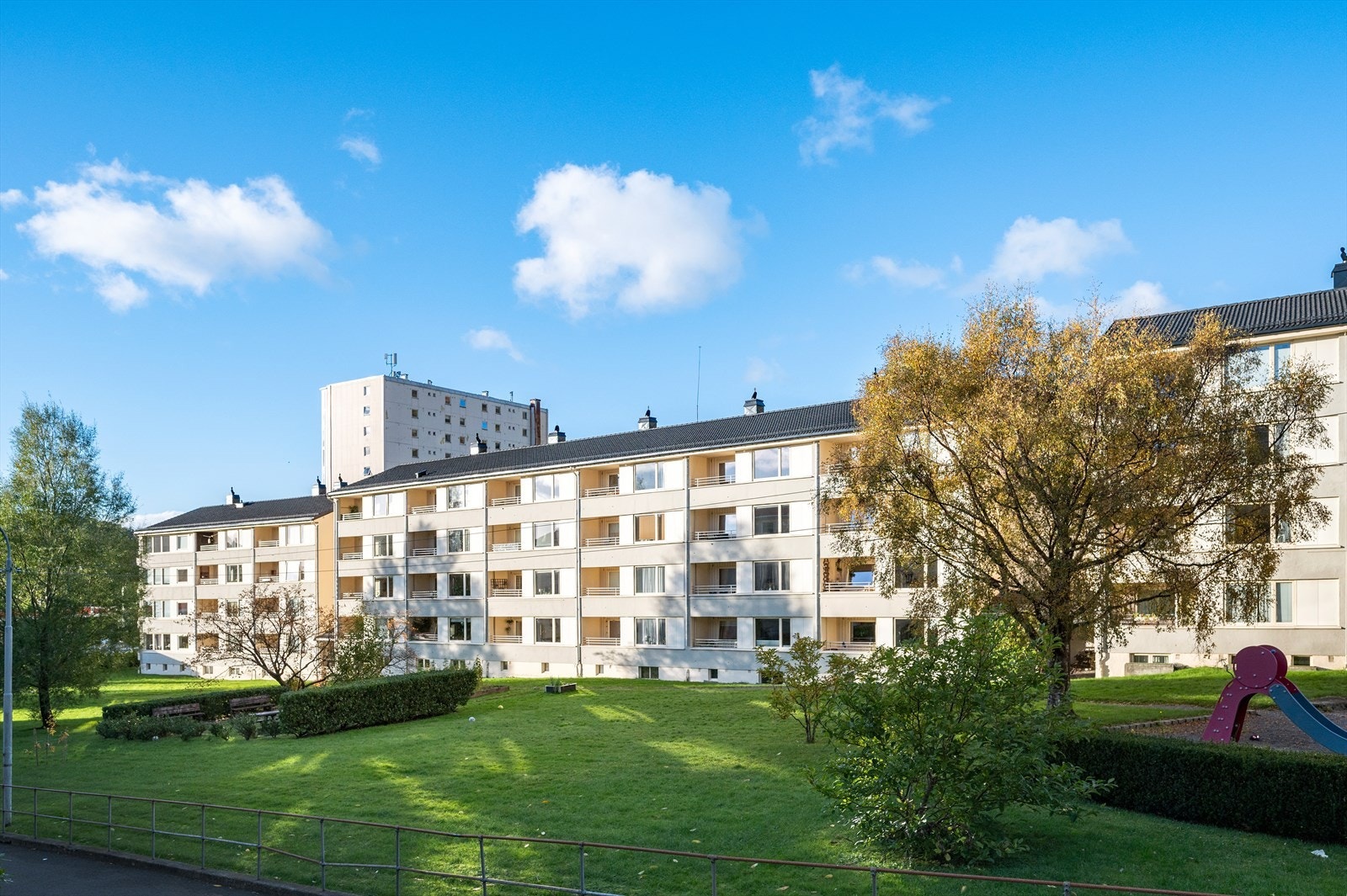 - Eiendommen er pent opparbeidet med grøntområder og sitteplasser - Galleribilde