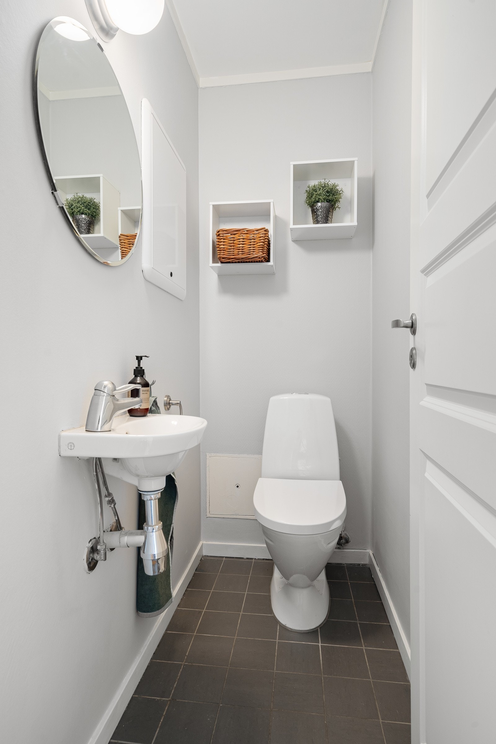 Ved siden av badet har du tilgang til toalett som også er utstyrt med servant. Galleribilde