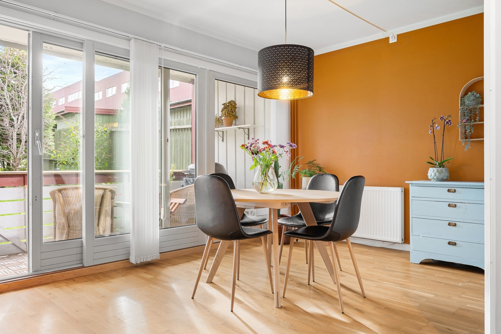 Fra spisestuen er det utgang til terrasse og uteområde. Galleribilde