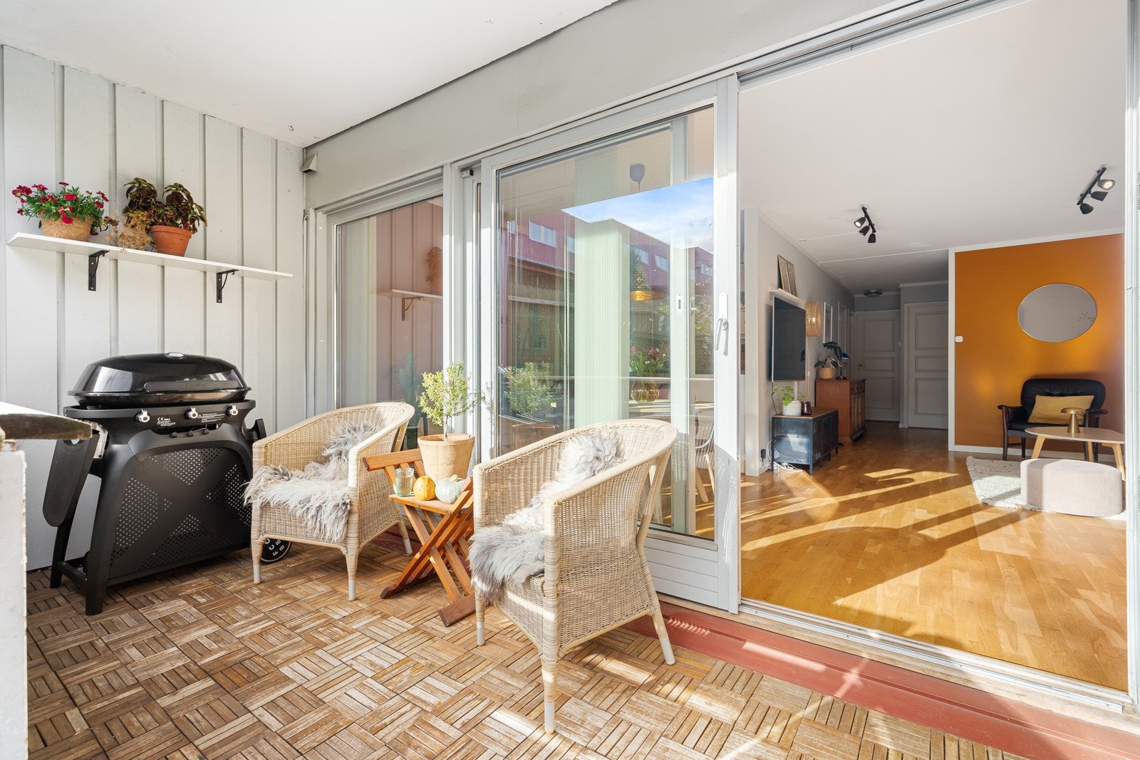 Dette er en innholdsrik leilighet i byggets 1. etasje, med en sosial planløsning og solrik terrasse. Galleribilde