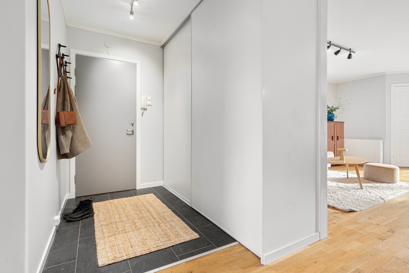Entré med plass til å henge fra seg yttertøyet. Galleribilde