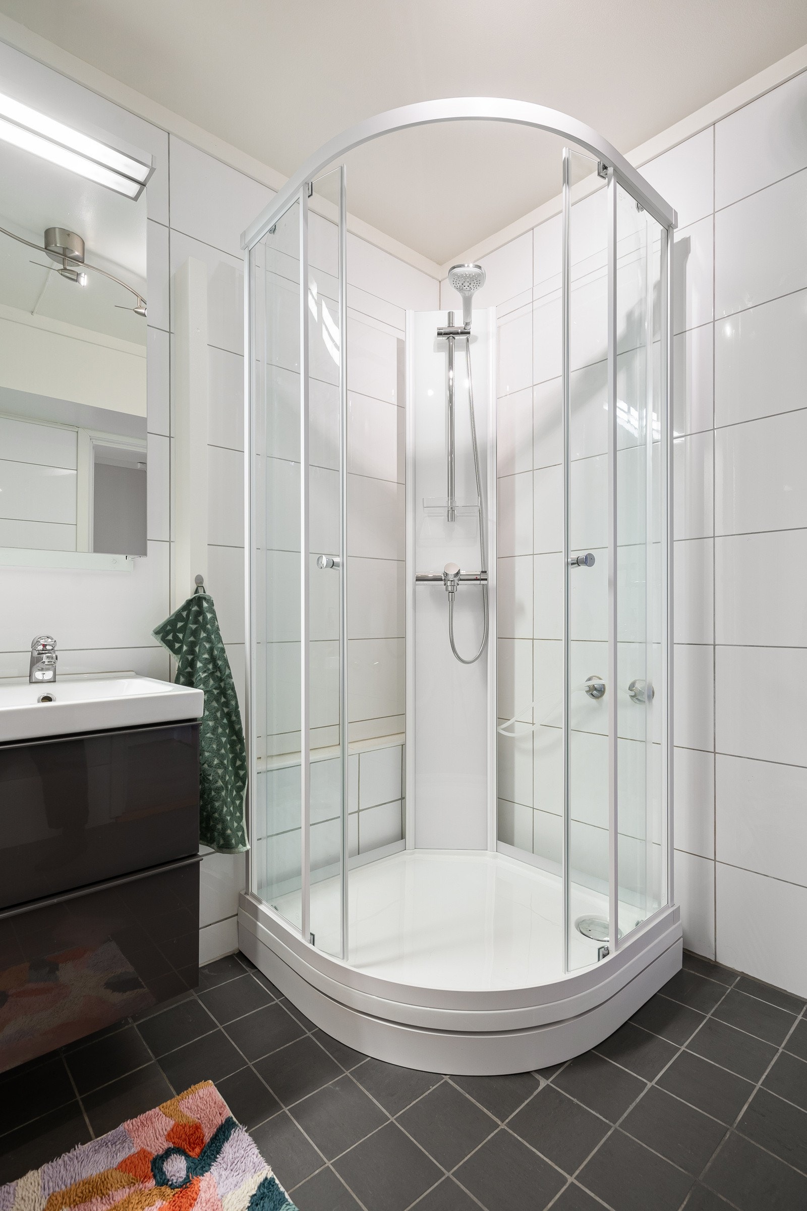 Badet er utstyrt med dusjkabinett. Galleribilde