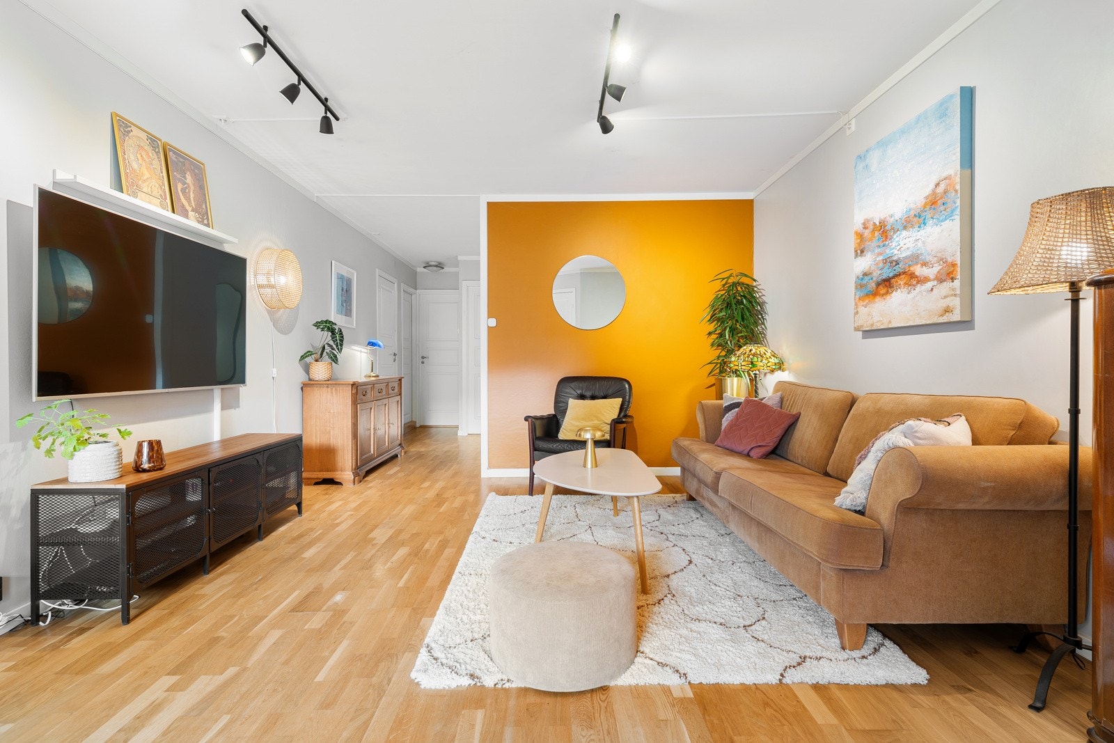 Leiligheten har en moderne finish, og er blant annet malt i spreke farger. Galleribilde
