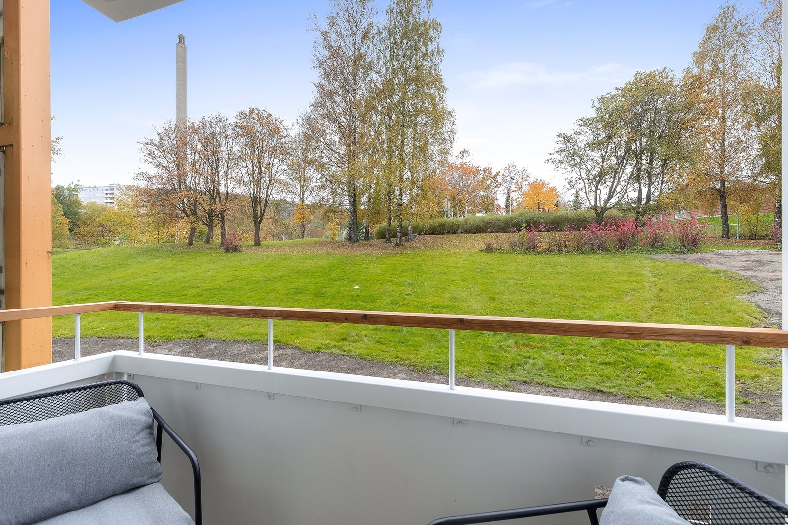 Balkongen ligger fint og usjenert til, grensende mot grøntområder Galleribilde