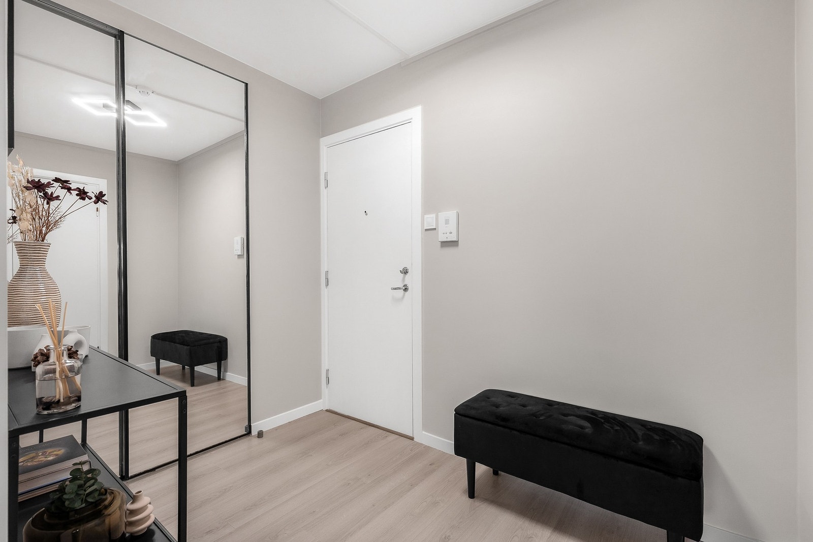 Pen entré med laminat på gulv og skyvedørsgarderobe m/speil Galleribilde