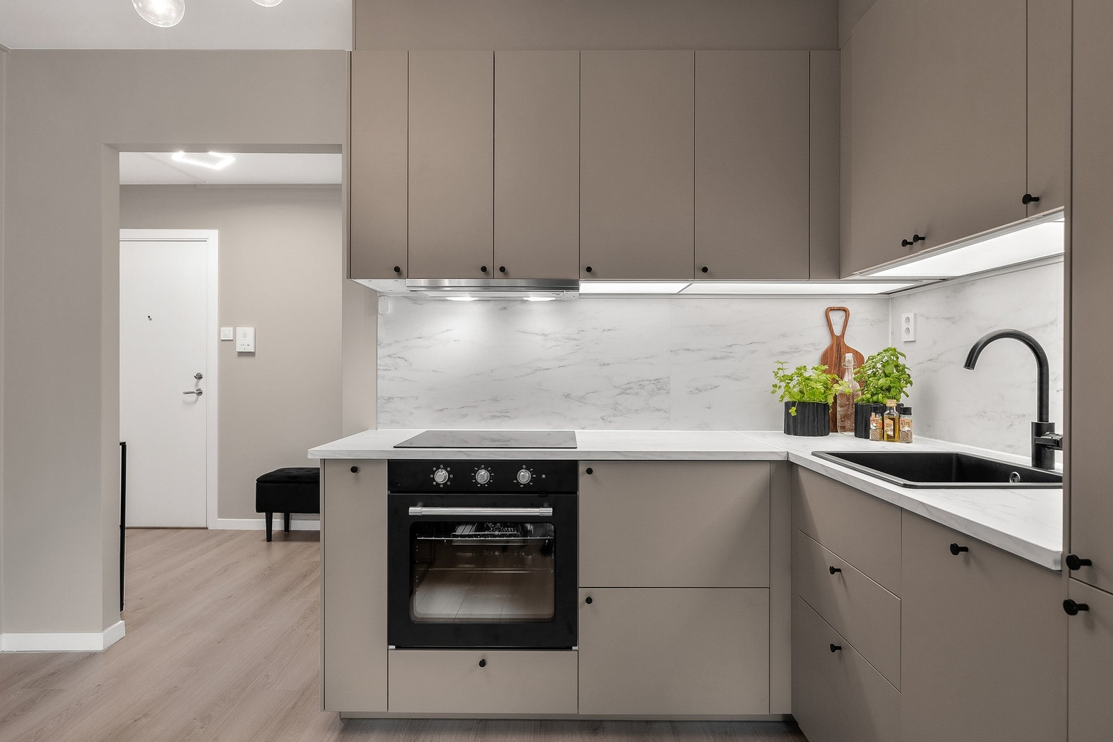 Stilren kjøkkeninnredning fra 2024 med glatte fronter og benkeplate av laminat Galleribilde