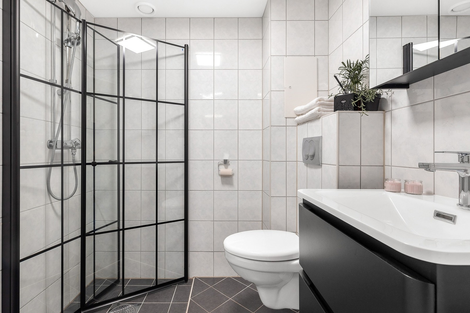 Helfliset bad fra 2013 med gulvvarme Galleribilde