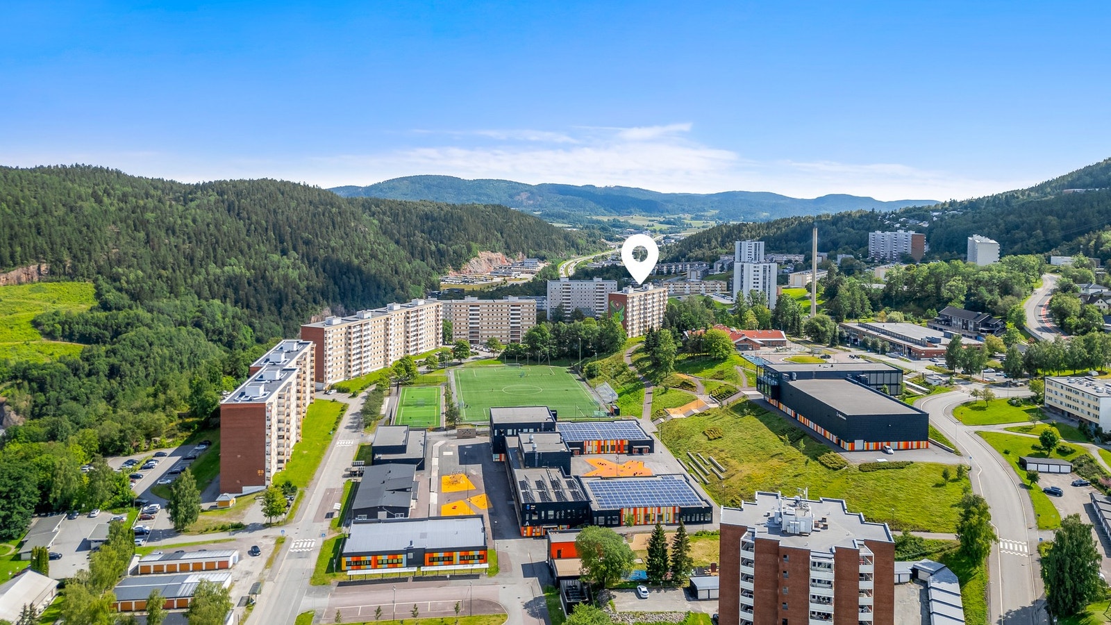 Eiendommen har nærhet til bussholdeplass, skoler og lekeområder Galleribilde