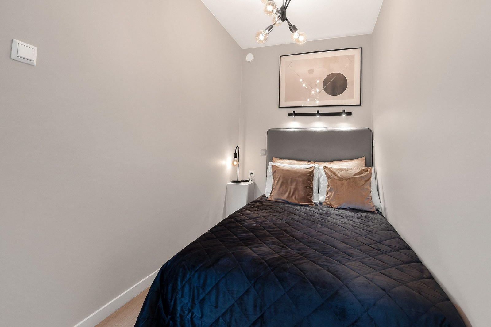 Sovealkoven har plass til seng og nattbord Galleribilde