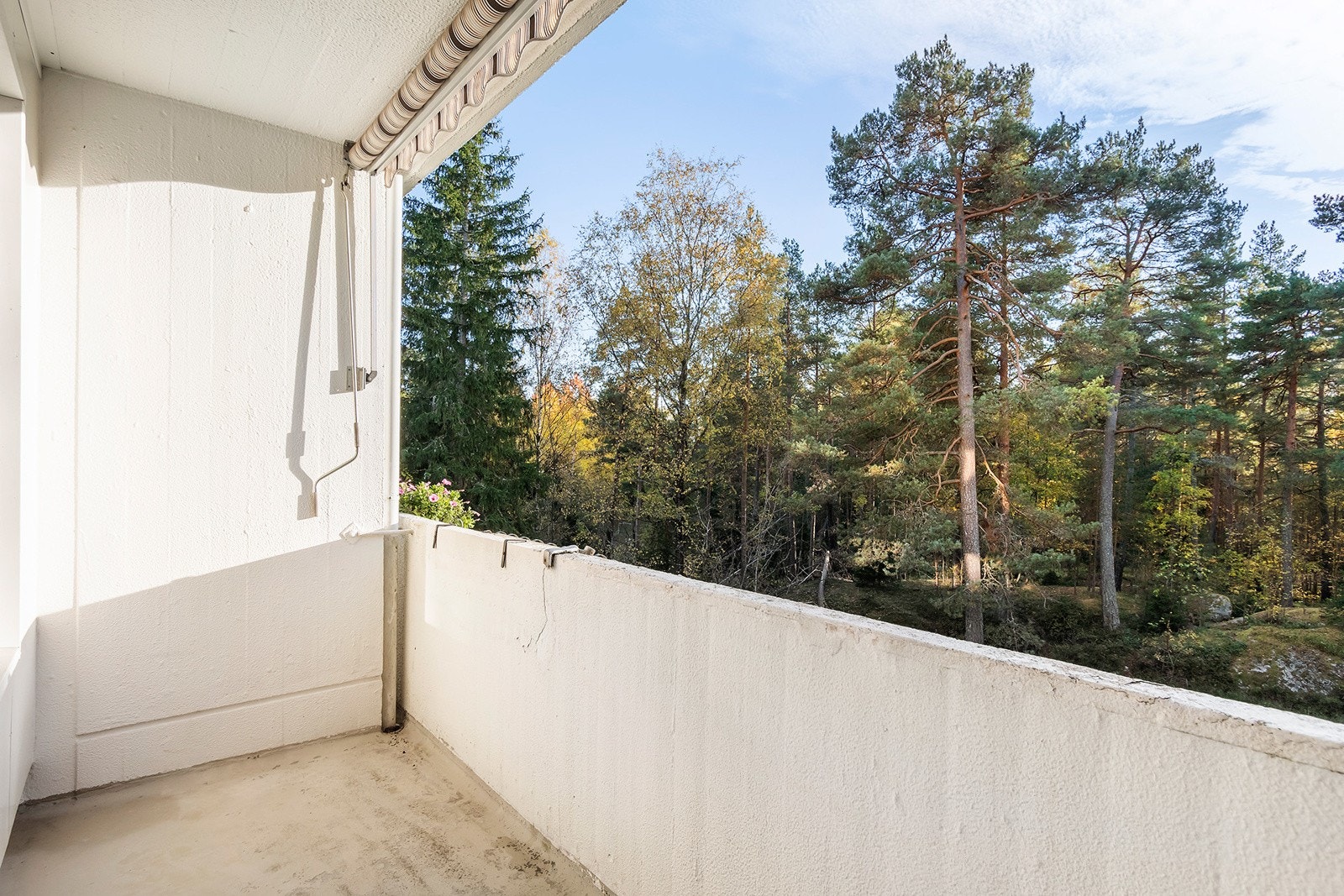 Fra stuen har du utgang til en solrik syd vestvendt balkong på ca. 4 m² med ettermiddag og kveldssol samt utsyn mot grøntområde. Her kan du virkelig nyte solen på sommerstid. Et fint sted å nyte late dager. Galleribilde