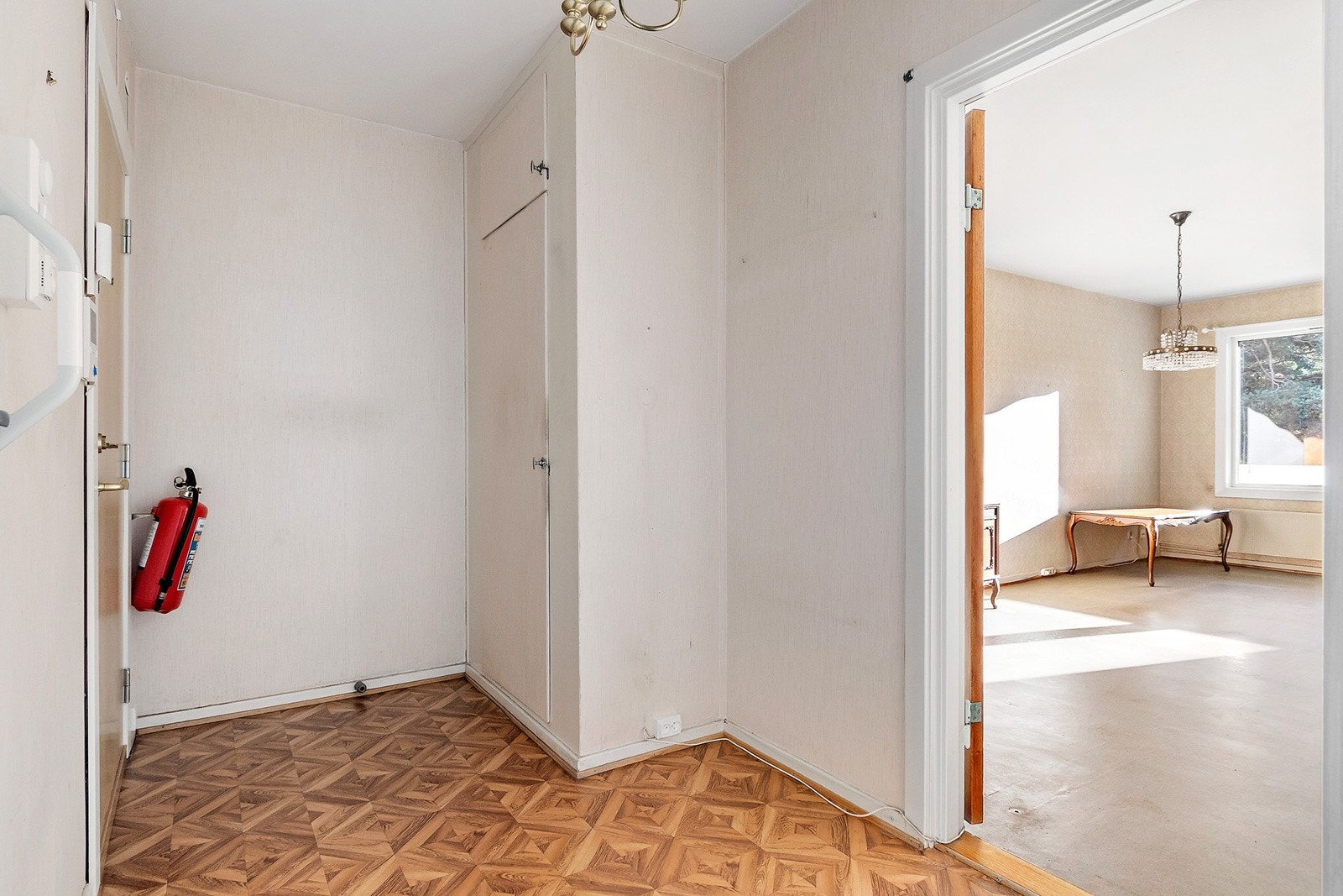Romslig entré med god plass for oppbevaring av yttertøy og sko. Galleribilde