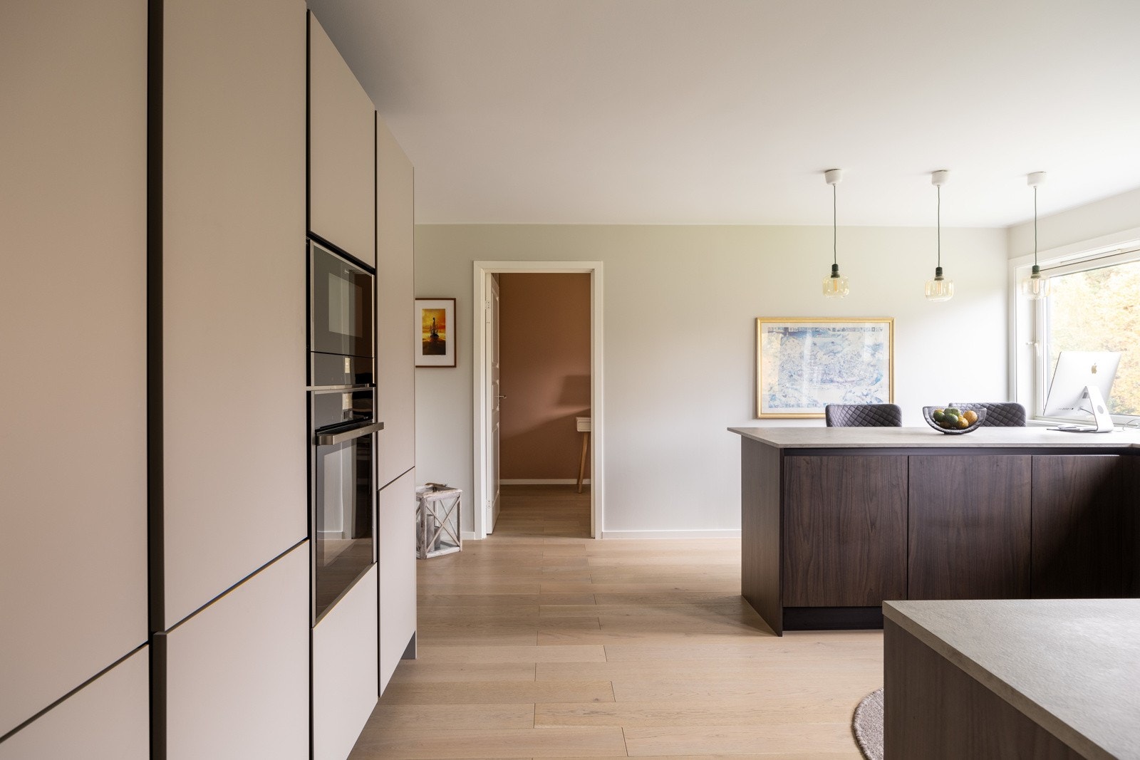 Moderne kjøkkeninnredning fra 2018 med glatte fronter og benkeplater av laminat. Galleribilde