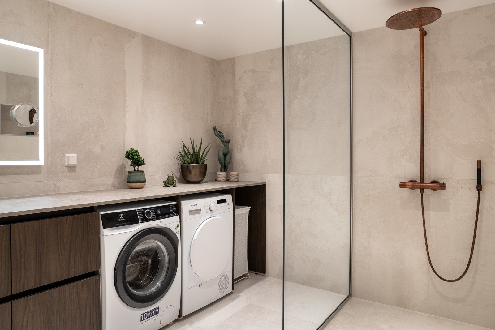 Badet har opplegg for både vaskemaskin og tørketrommel. Galleribilde