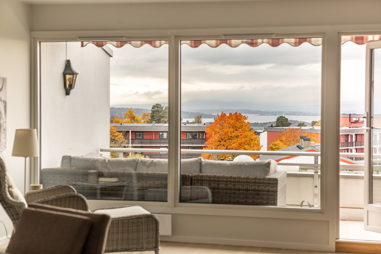 Leiligheten har store vindusflater fra 2015 som slipper inn mye naturlig lys. Galleribilde