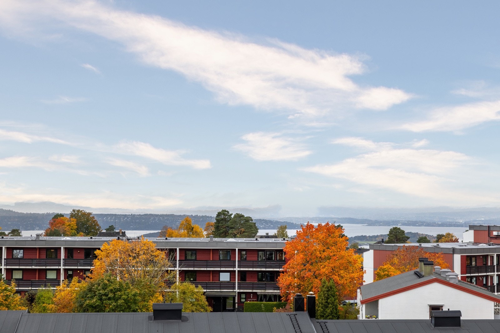 Stor og lekker 3-roms toppleilighet med vidstrakt utsikt, to uteplasser og garasjeplass. Galleribilde