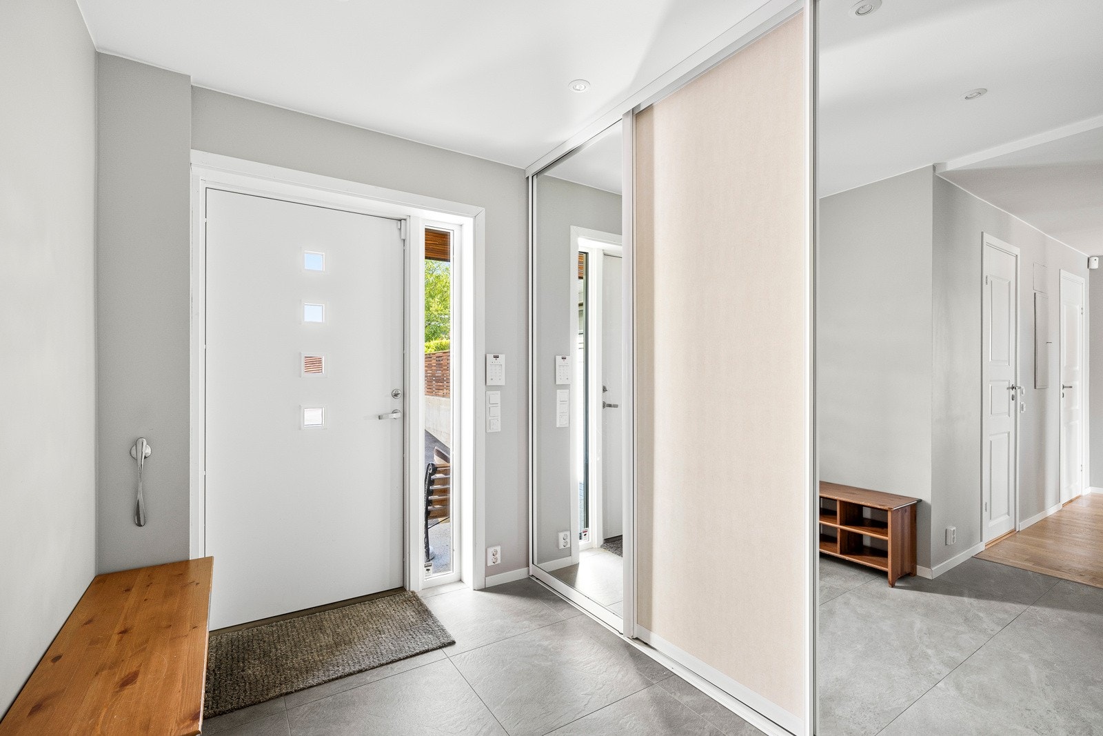 Entrè med god plass til oppheng av yttertøy i skyvedørsgarderobeskapet. Galleribilde