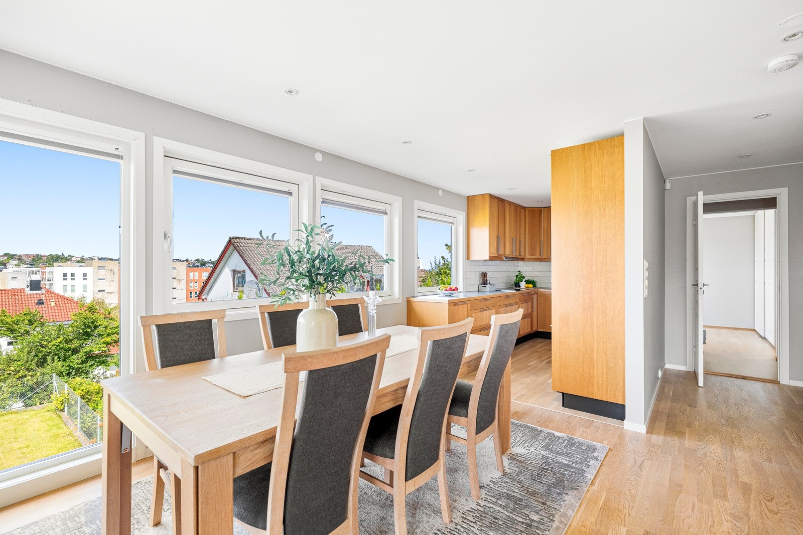 Hvert måltid kan nytes til den fantastiske utsikten du har fra denne etasjen. Galleribilde
