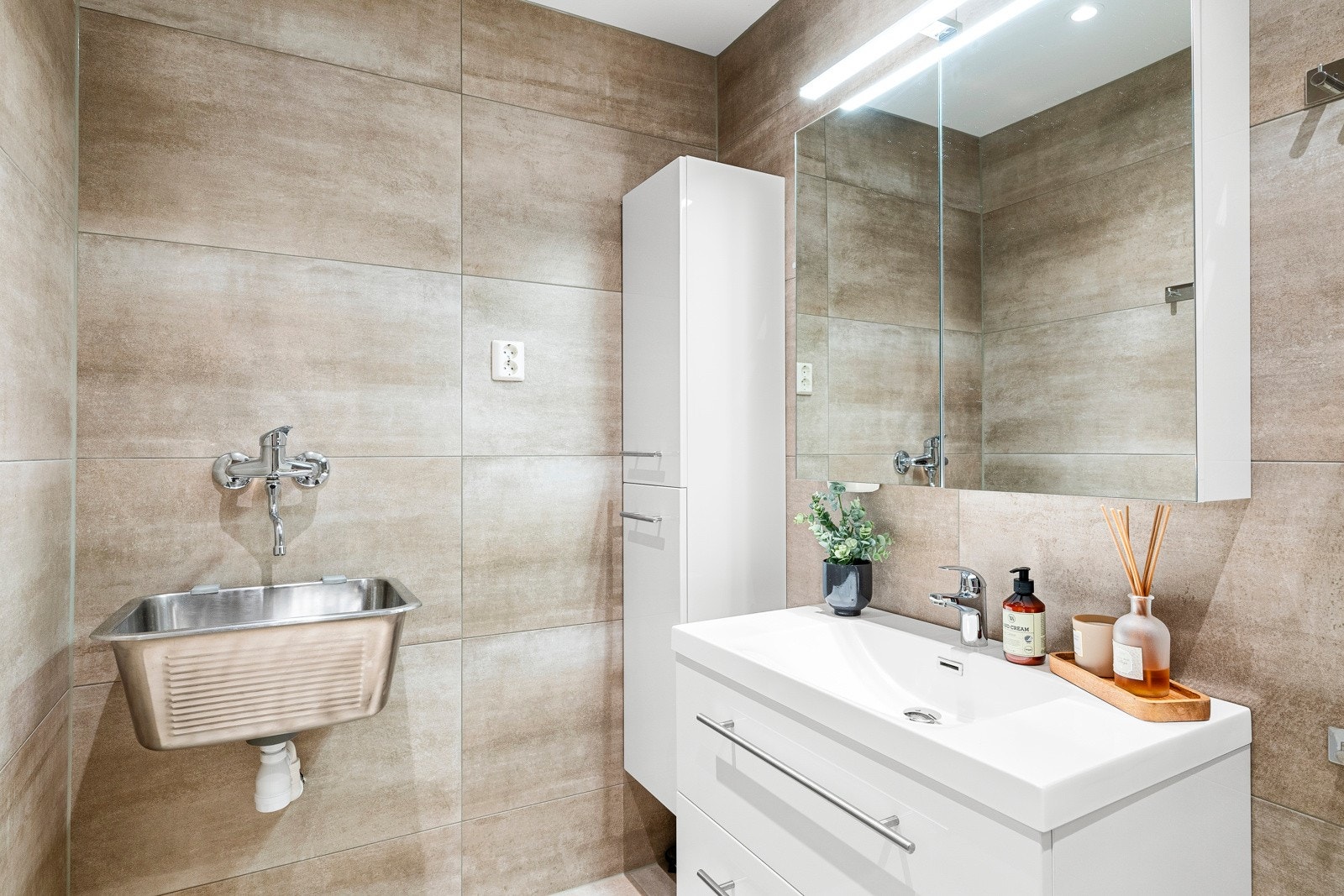 Badet i etasjen er moderne og helfliset med varmekabler i gulv. Galleribilde
