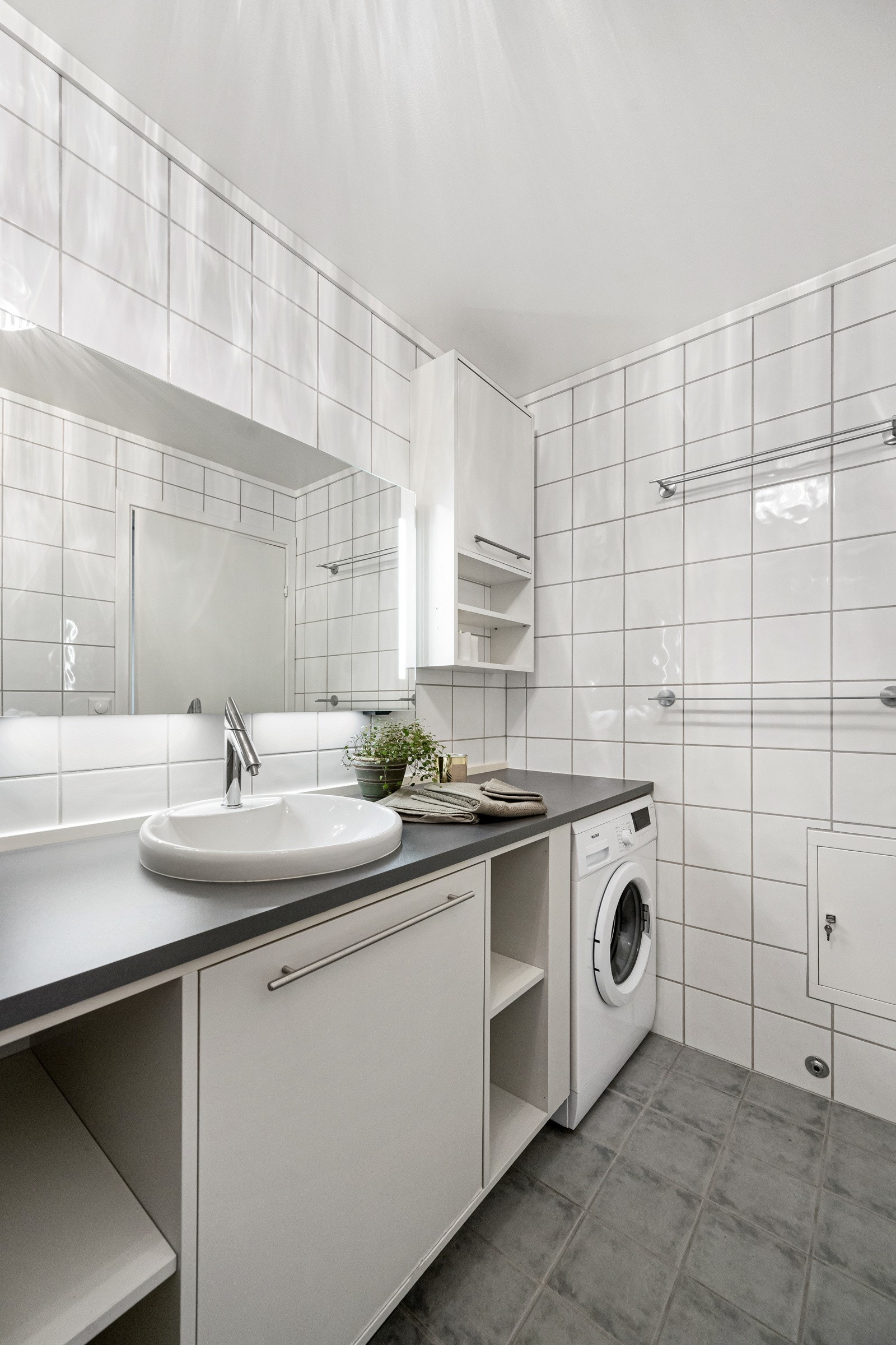 Badet er utstyrt med servant med underskap, dusjnisje og gulvmontert wc. Galleribilde