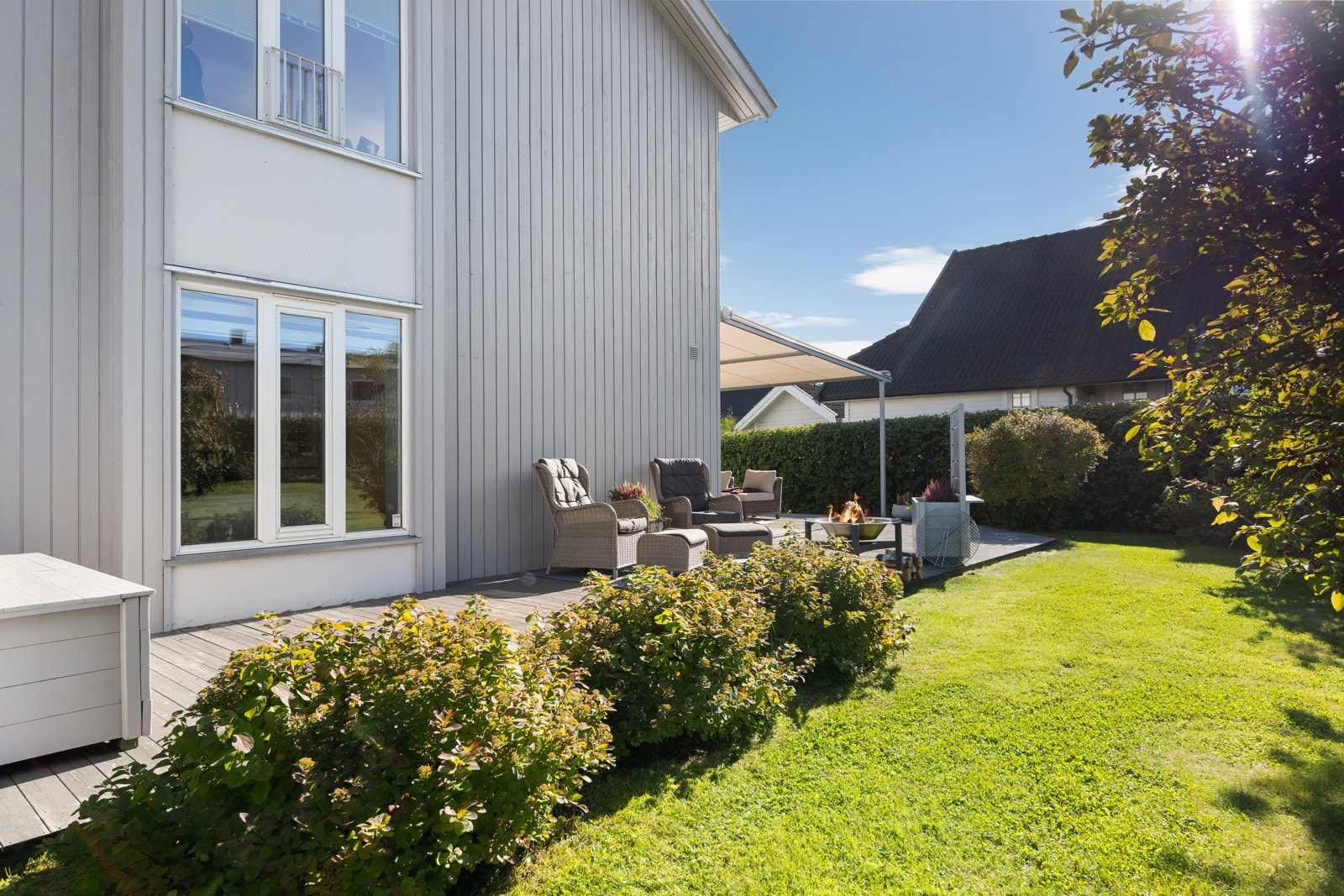 Felles eiet tomt - pent opparbeidet med plen og beplantning - disponerer det som ligger inntil leiligheten Galleribilde