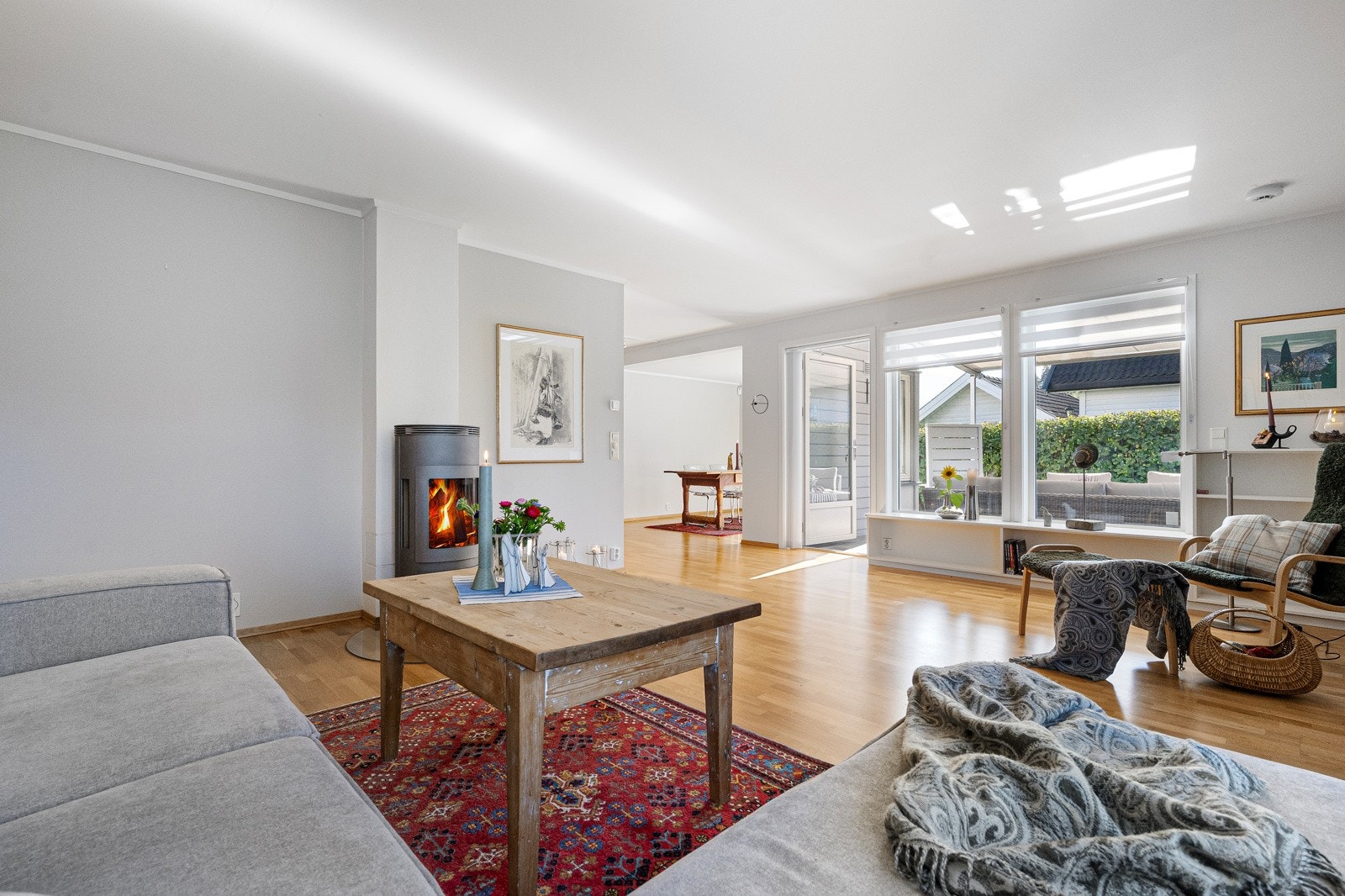 De store vindusflatene slipper godt med dagslys inn og gjør stua til et lyst & luftig sted å være. Galleribilde