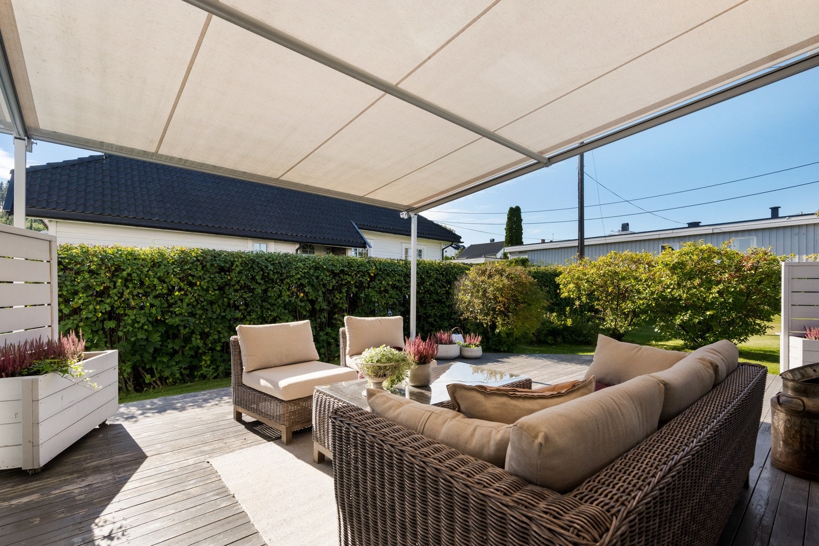 Koselig terrasseplatting mot sørvest - denne har adkomst fra stua. Galleribilde