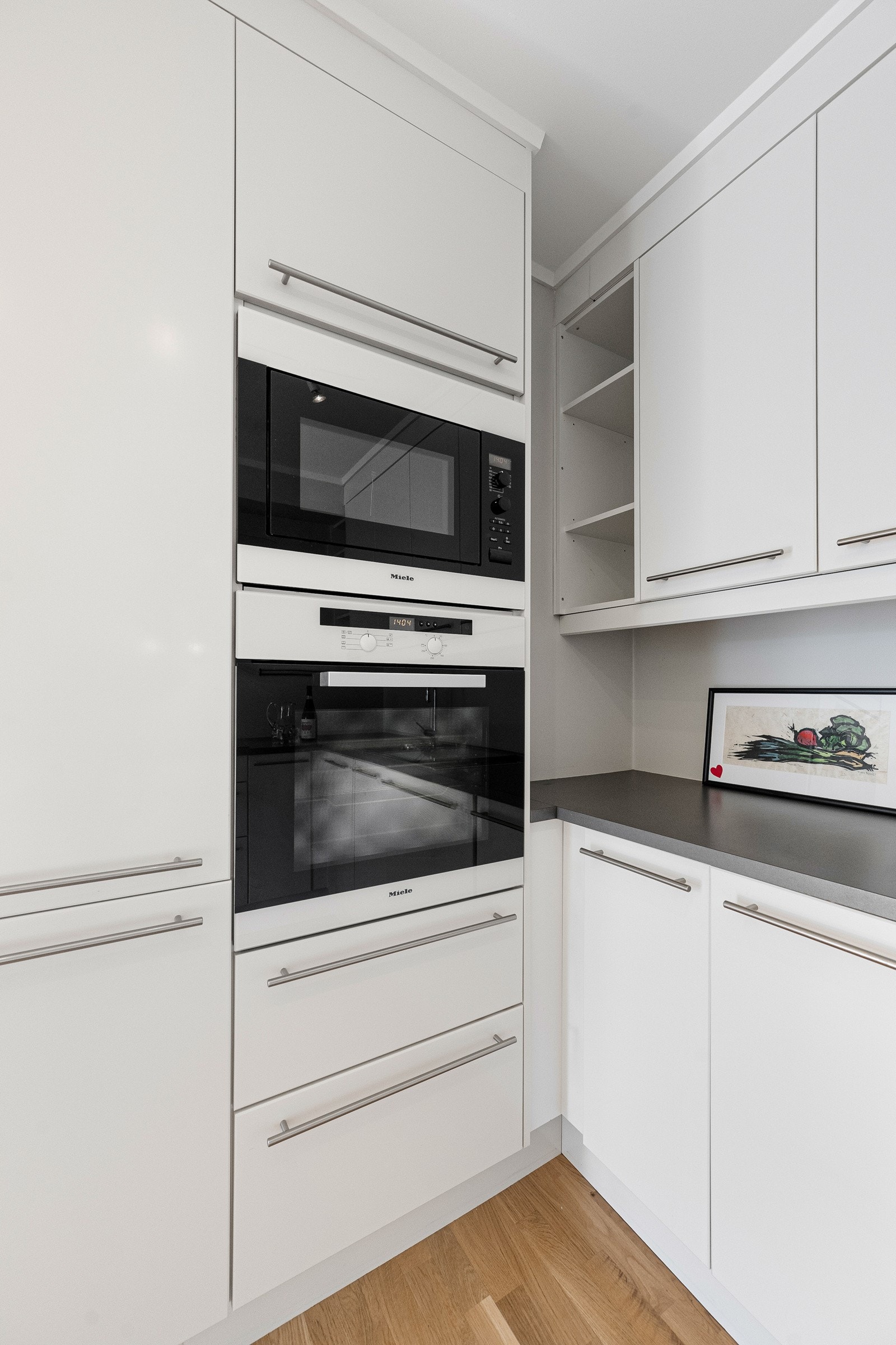 Integrert komfyr, koketopp, microbølgeovn, oppvaskmaskin og kjøleskap. Galleribilde