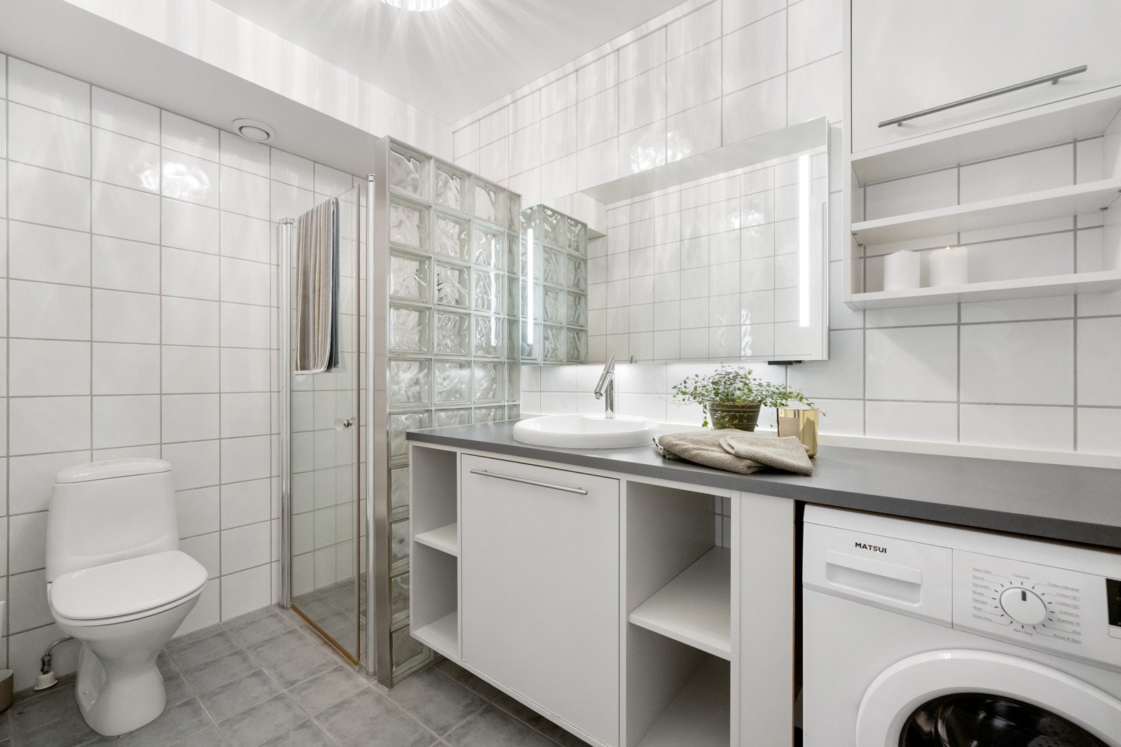 Flislagt bad/wc/vaskerom med varme i gulv. Galleribilde