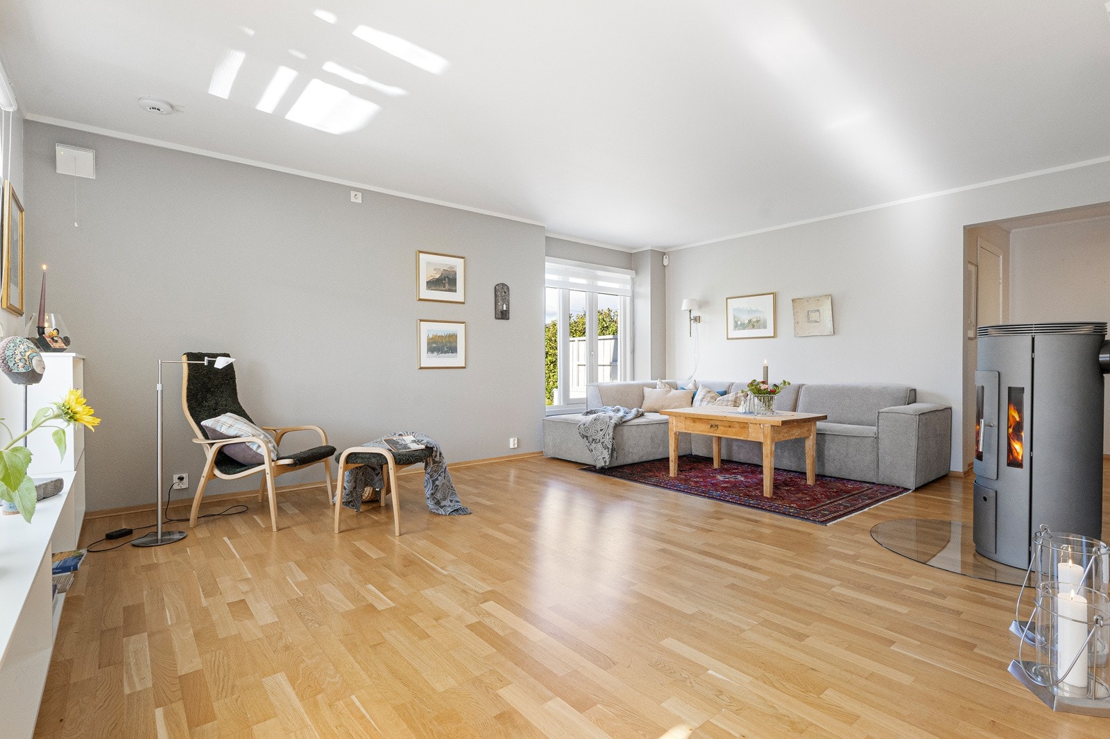 Romslig stue - godt med møbleringsmuligheter. Galleribilde