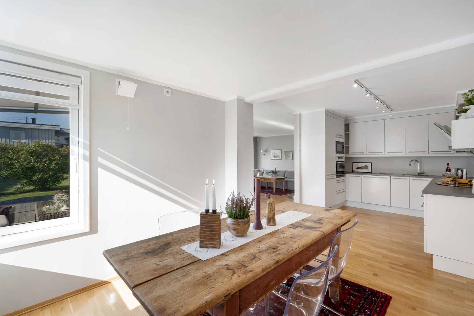 Kjøkkenet er i delvis åpen løsning med stua. Galleribilde