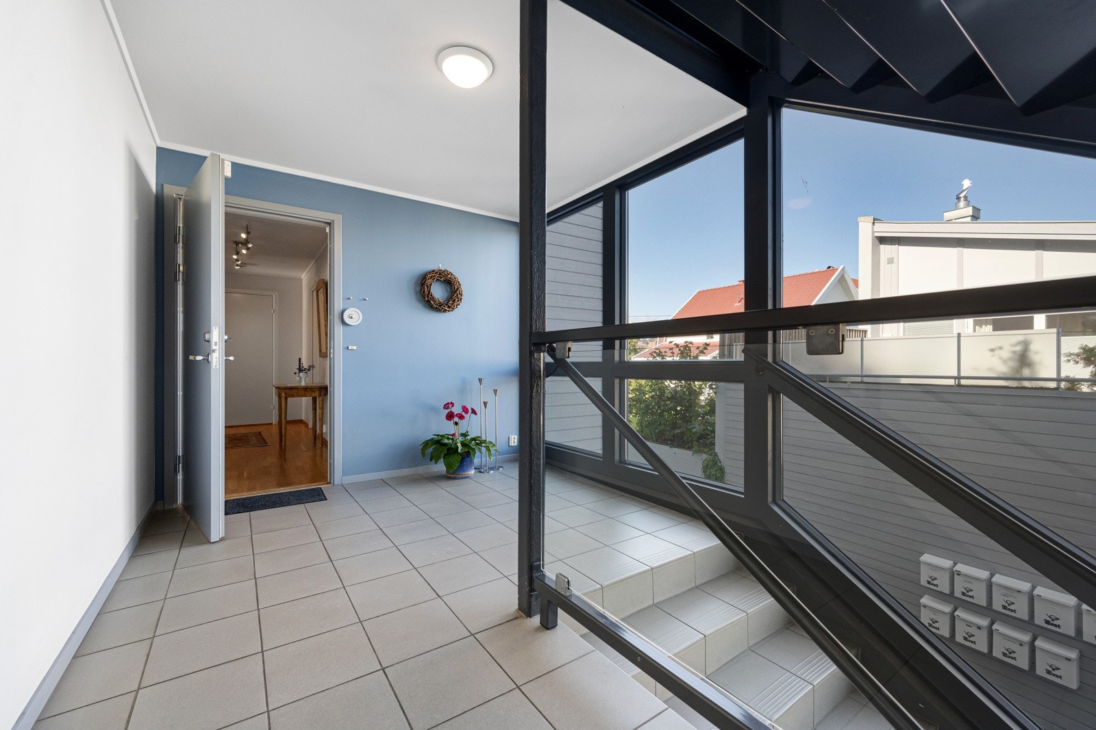 Leiligheten ligger i 1.etasje av leilighetsbygg fra 2006. Galleribilde