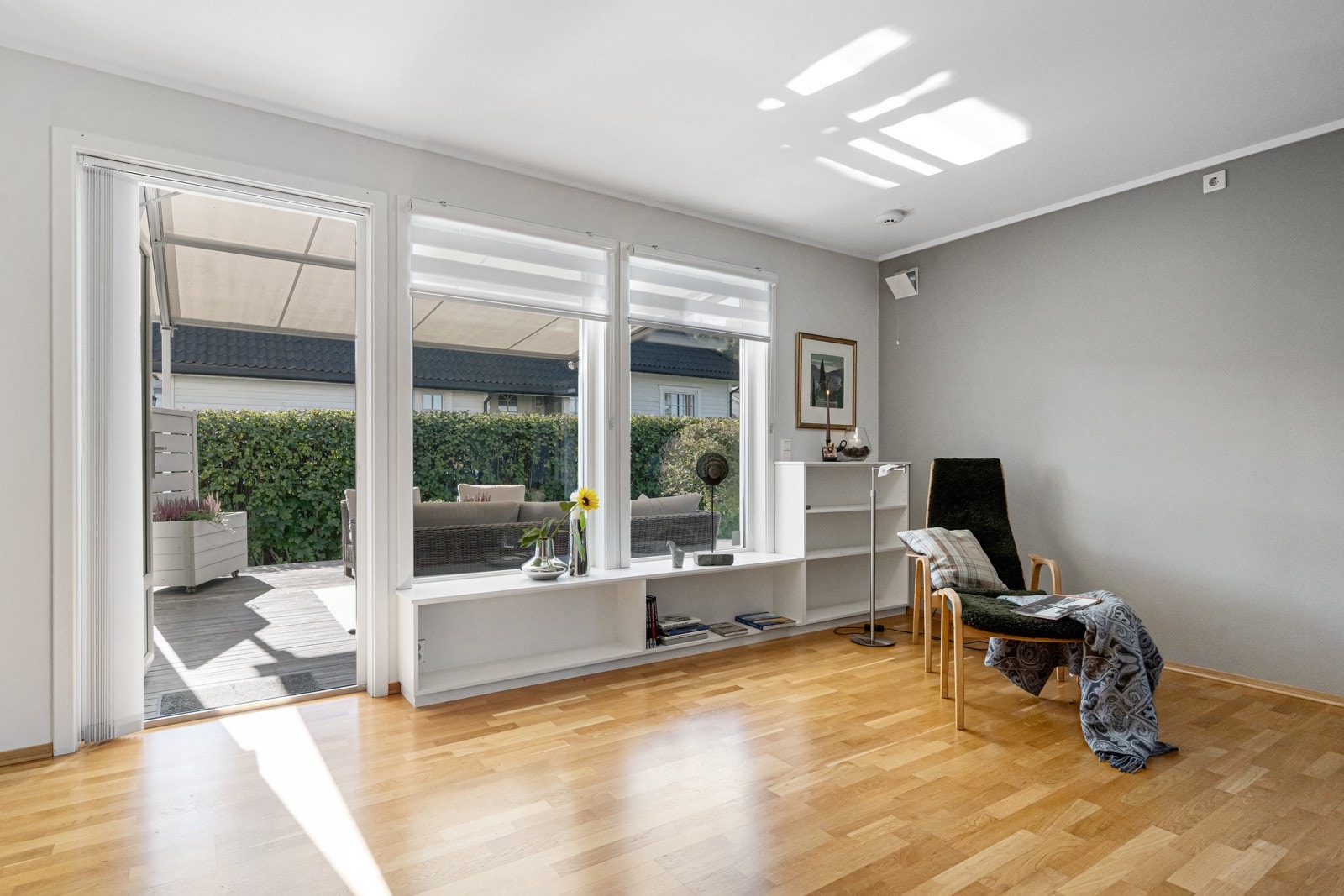 Det er utgang til terrassen fra stua. Galleribilde