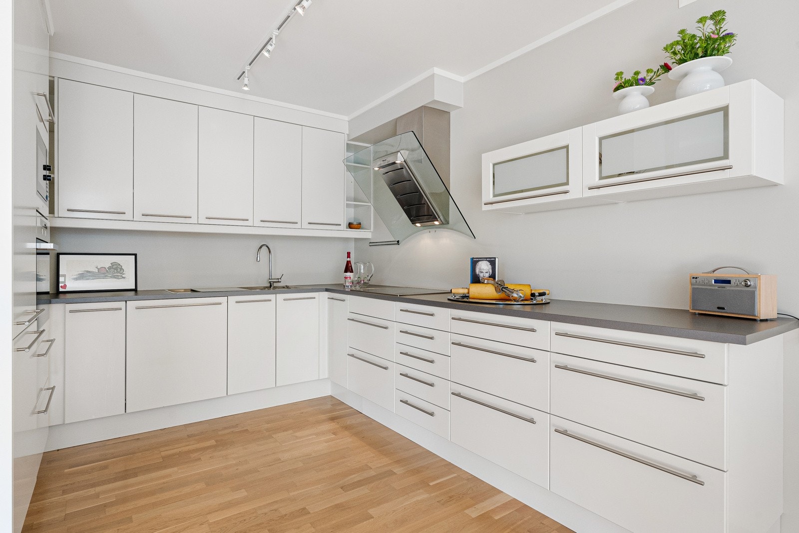 Godt med skap- og benkeplass. Galleribilde