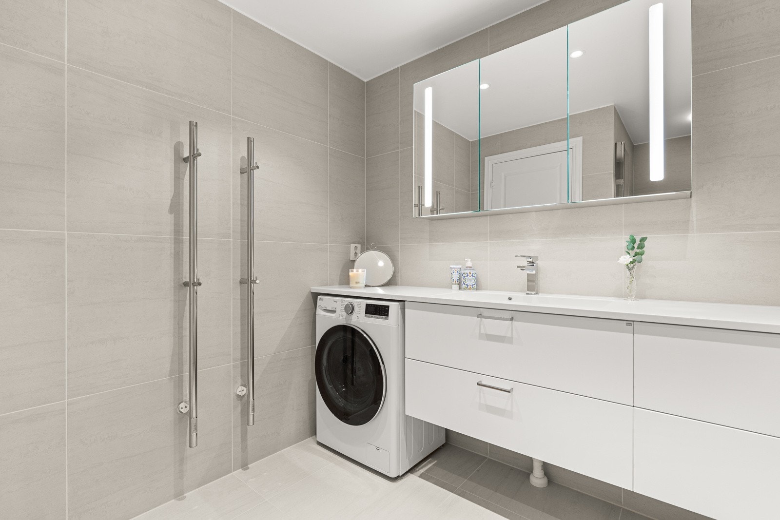 Lekkert og stilrent baderom oppusset i 2021 med store, lysebeige fliser som gir et delikat uttrykk. Dette er et gjennomført baderom med kvalitetsmaterialer! Galleribilde