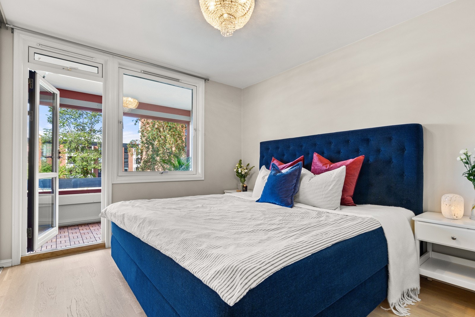 Leiligheten har 2 soverom. Pent hovedsoverom med god plass til dobbelseng på 200x200 cm og øvrig møblement. Galleribilde