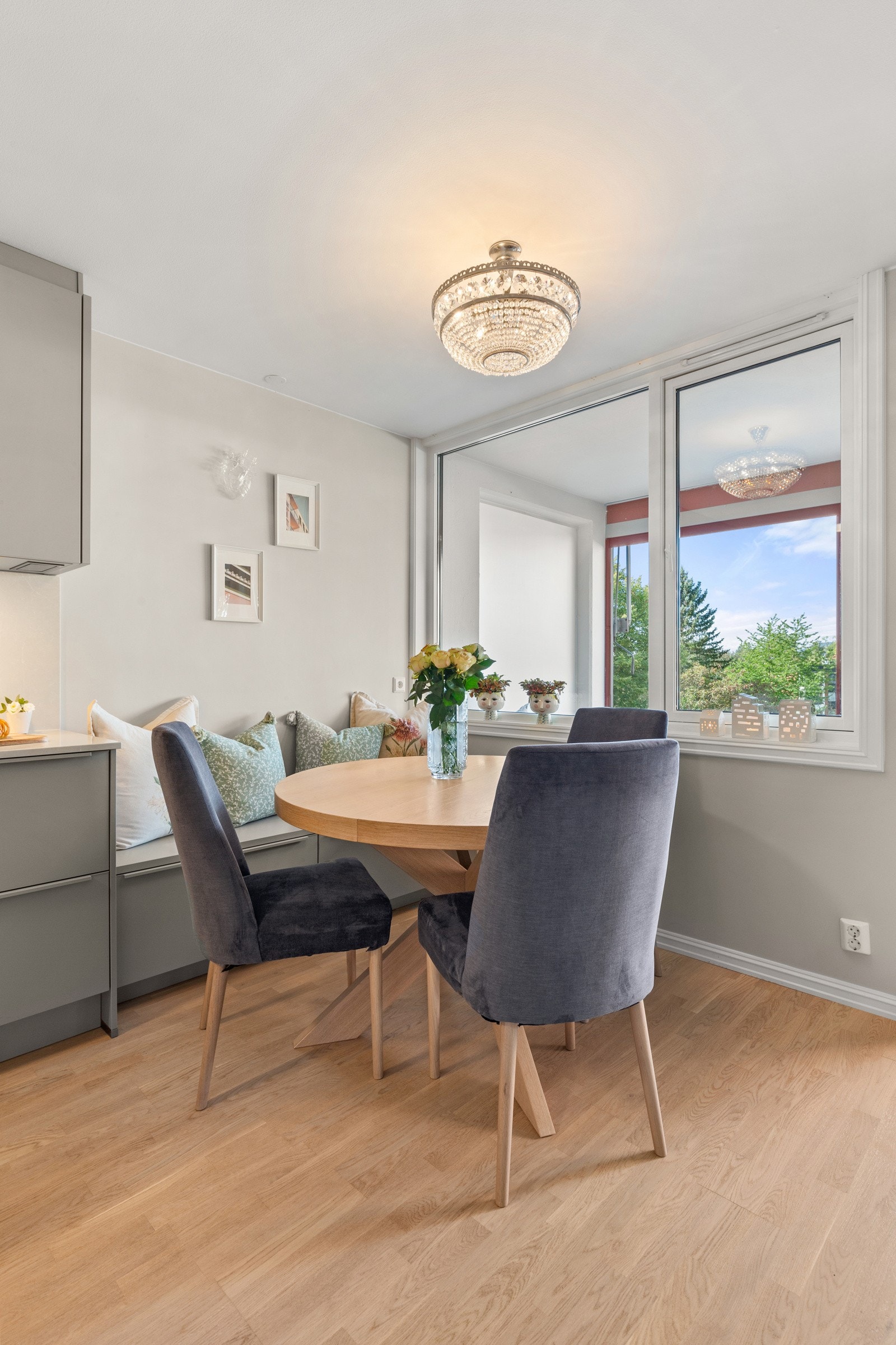 Den plassbygde sittebenken har plass til 2-3 personer. Med vindusutsikt og myke puter, blir dette en lun og koselig krok. Galleribilde