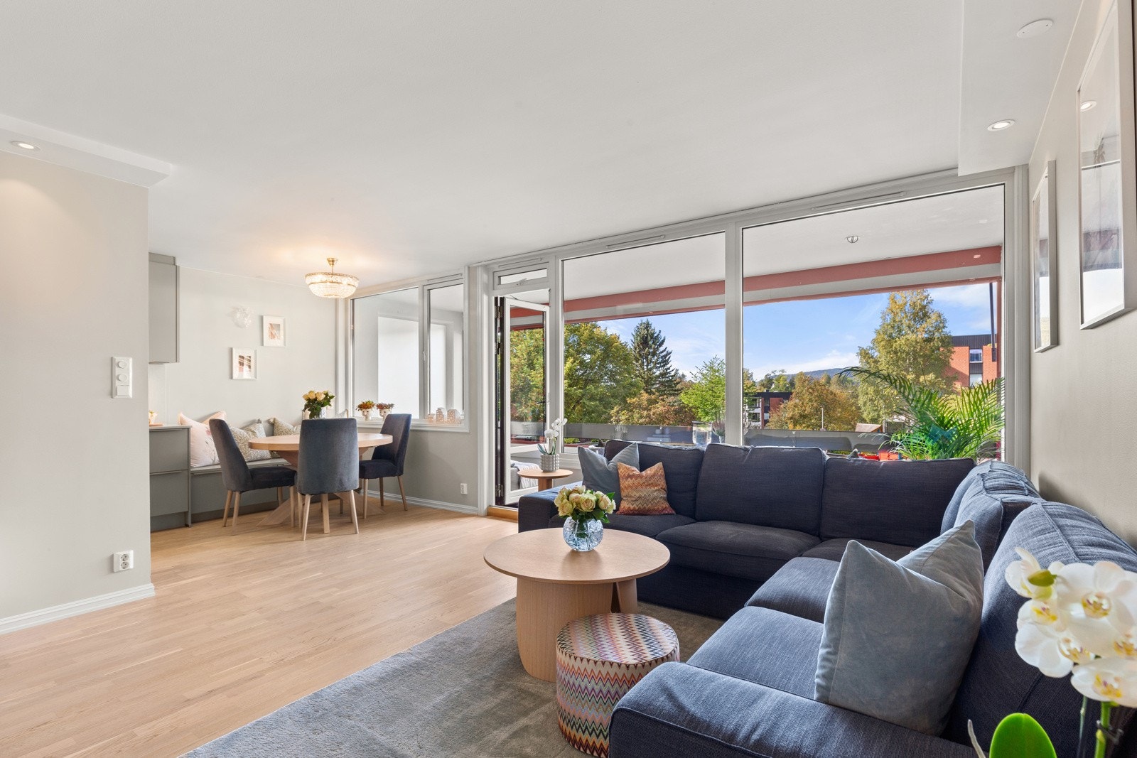 Spisestuen danner et naturlig skille mellom stue og kjøkken. Galleribilde