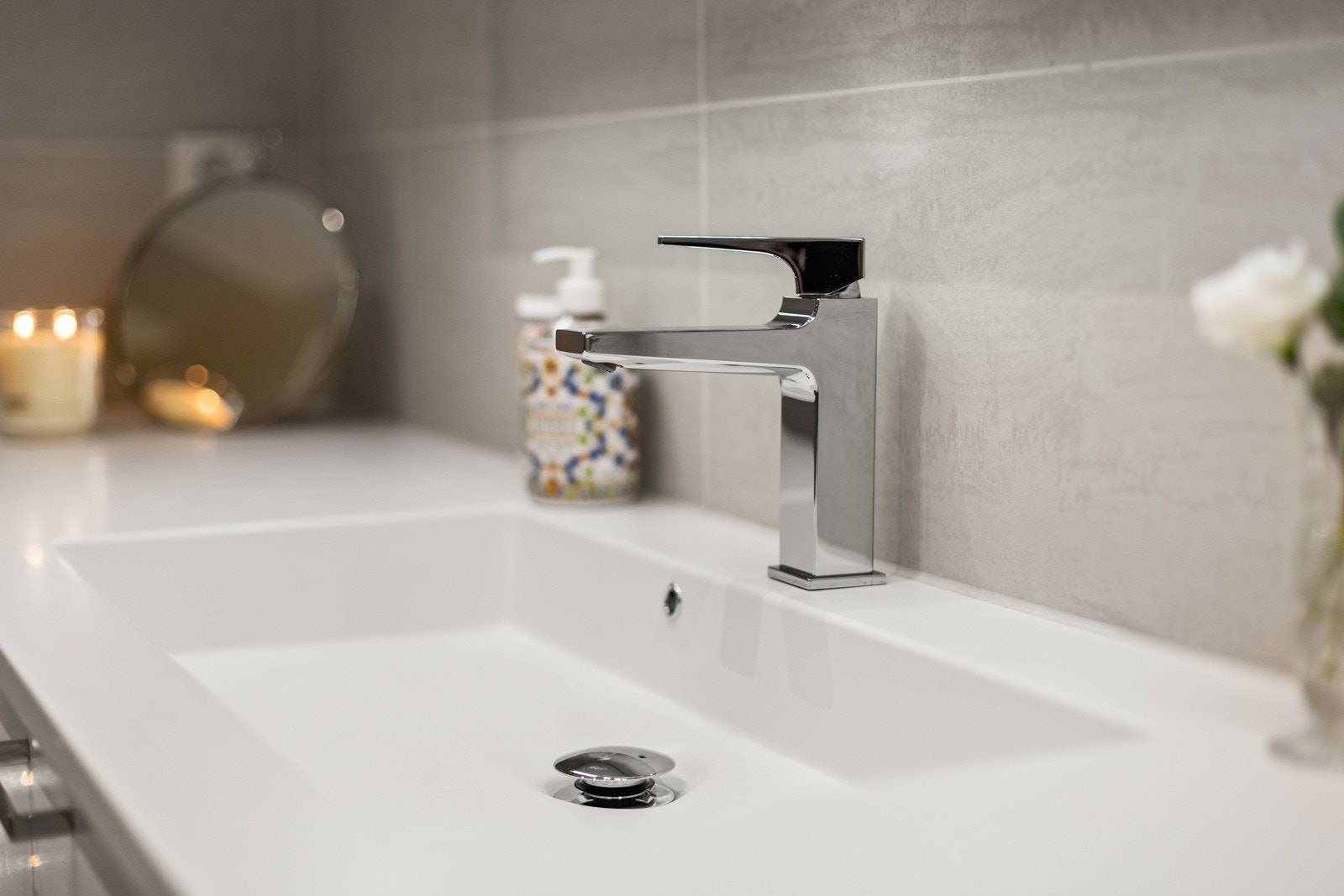 En romslig servantinnredning med spesialtilpasset benkeplate i marmor fra danske KUMA som strekker seg fra vegg til vegg, sørger for godt med oppbevaringsmuligheter. Galleribilde