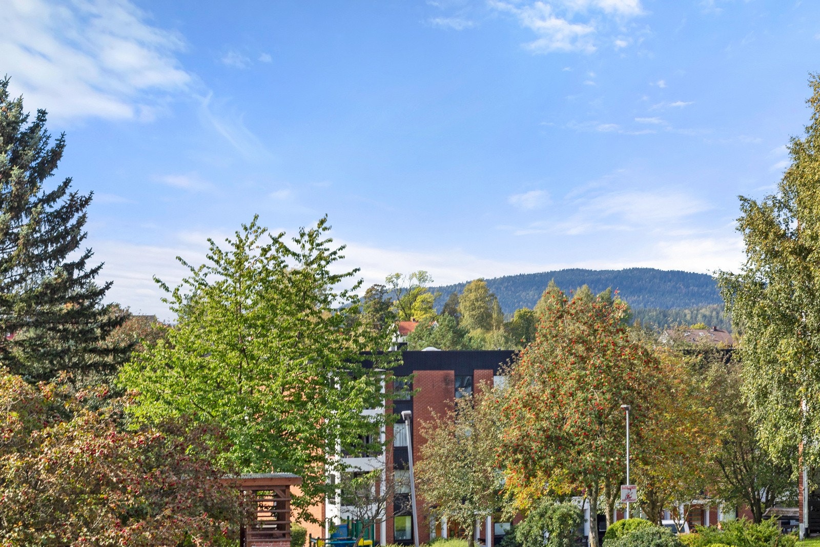 Leiligheten har en attraktiv beliggenhet i borettslaget med utstyn til grønne omgivelser. Galleribilde