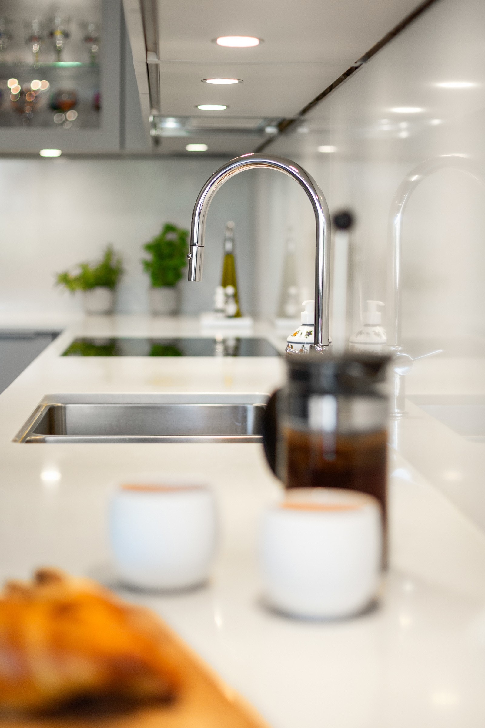 Underlimt kjøkkenvask, innfelt dimbar LED-belysning under overskapene, samt komfyrvakt og waterguard, sørger for både praktiske løsninger og sikkerhet. Galleribilde