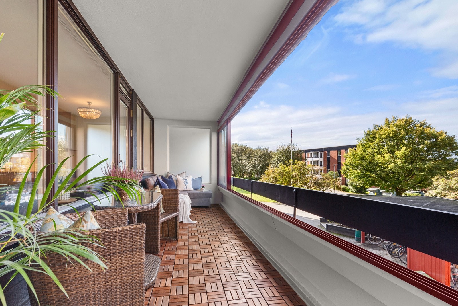 Praktisk med innglasset balkong som gjør at den kan brukes langt utover høsten. Galleribilde