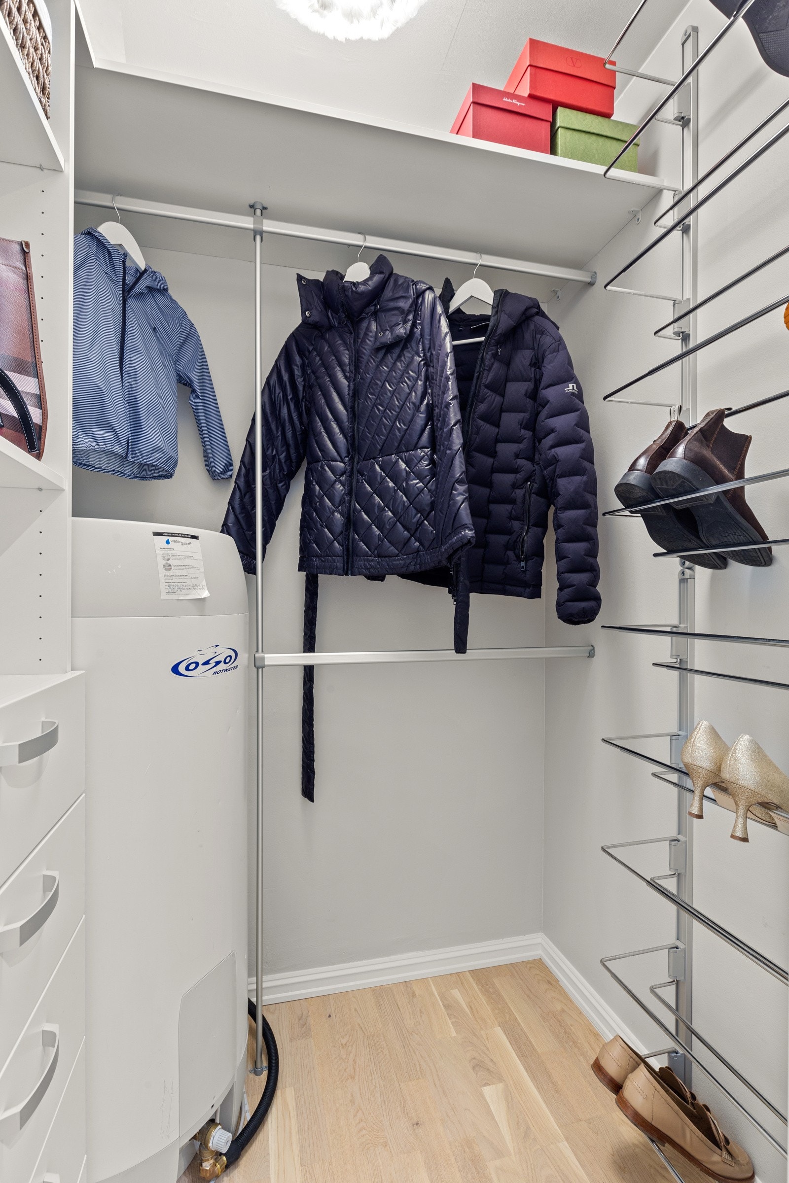 Innvendig bod benyttet som walk-in med smarte oppbevaringsløsninger i innredning. Galleribilde