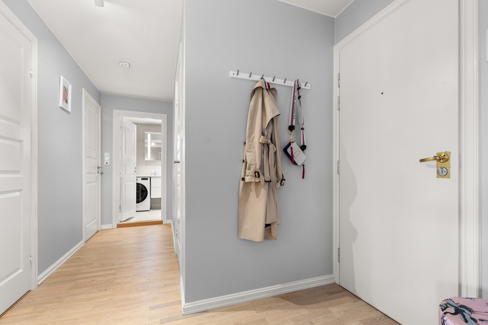 Velkommen inn! Lys entré med spesialbygget walk-in garderobe, som gir godt med oppbevaringsplass til yttertøy og sko. Galleribilde