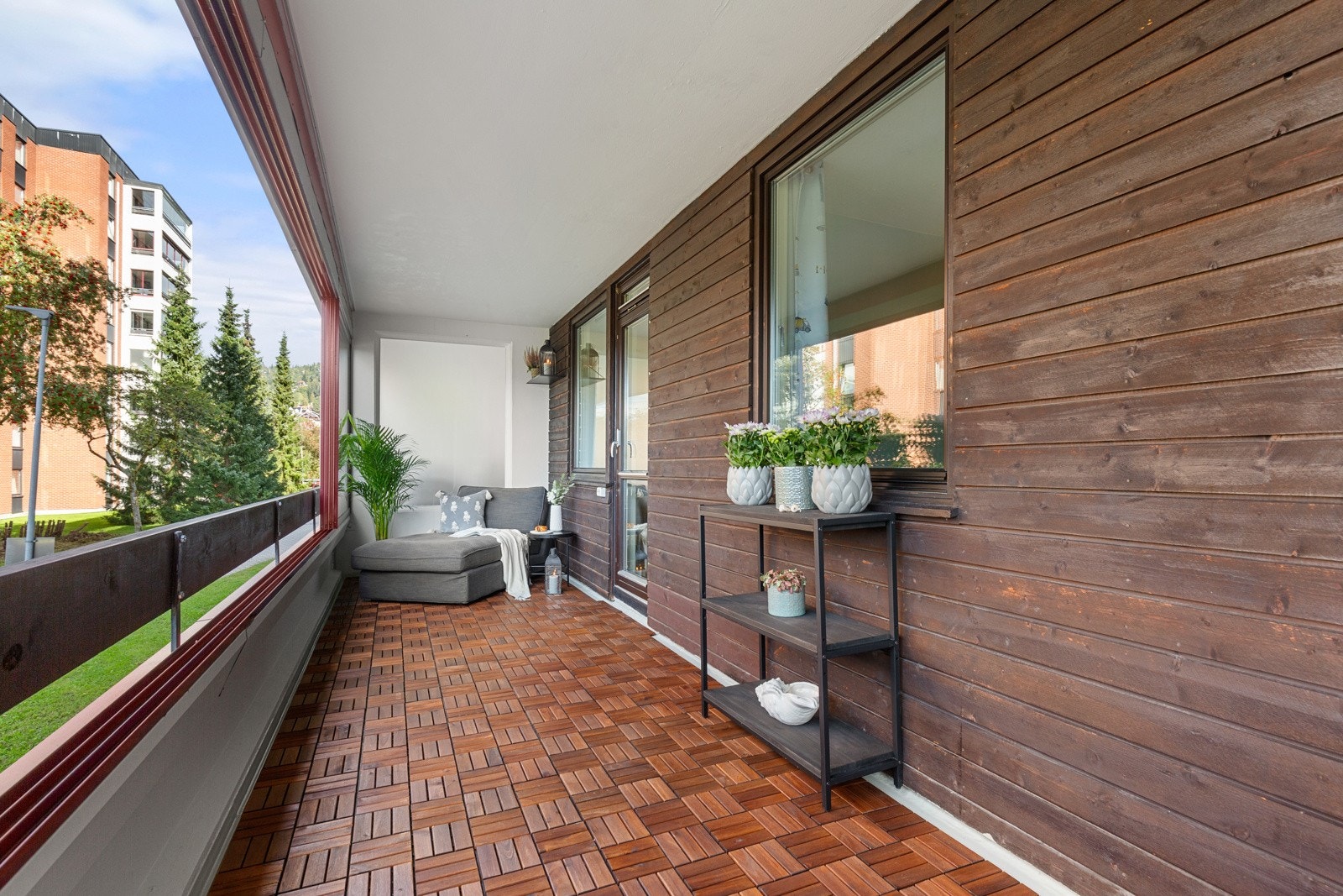 Balkongen har god plass til flere sittegrupper. Galleribilde