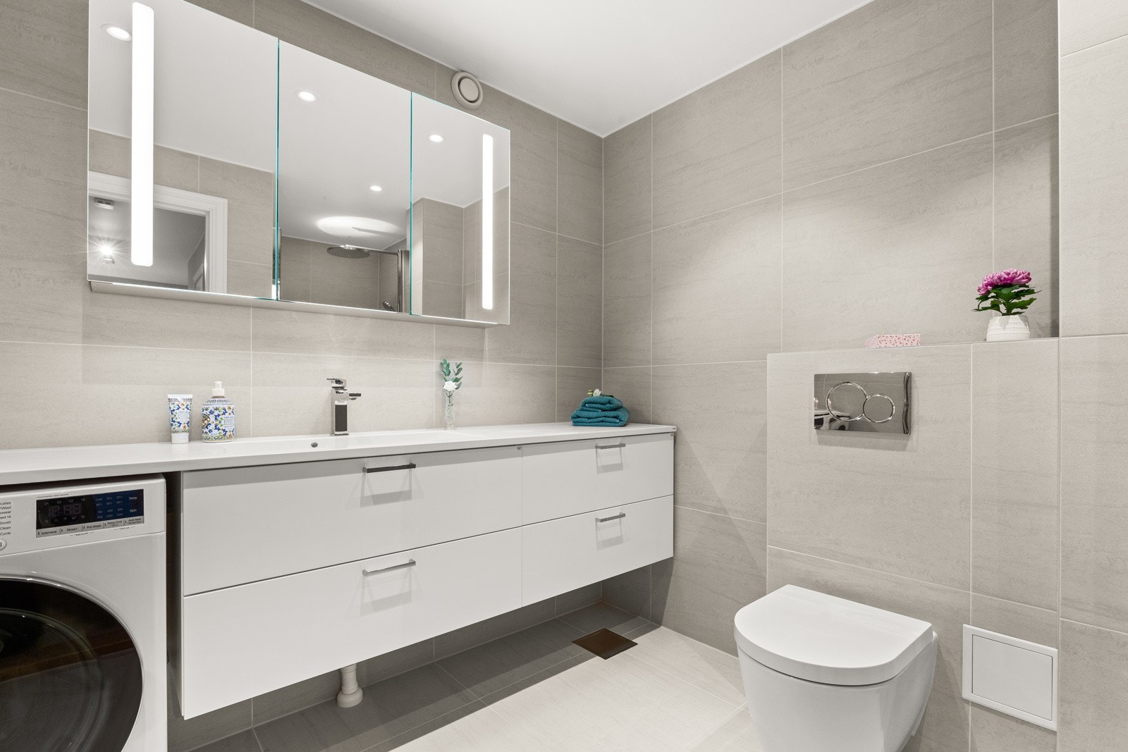 Badet er nytt fra 2021 og kombinerer funksjon med stil. Videre er badet utstyrt med stort speilskap med sminkelys fra Villeroy & Boch. Galleribilde