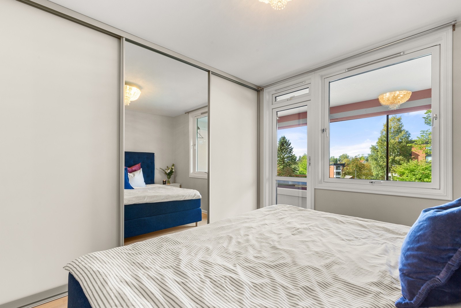 Langs den ene langveggen er det etablert plassbygd skyvedørsgarderobe med soft-close. Utgang til balkong fra hovedsoverom. Galleribilde