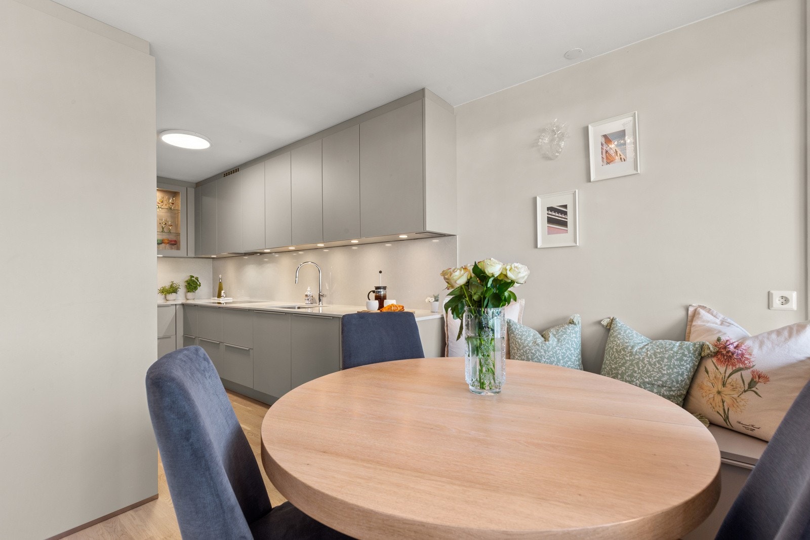 En sømløst integrert sittebenk i samme design som kjøkkenet skaper en naturlig forlengelse av interiøret, samtidig er det praktisk med ekstra oppbevaring. Galleribilde