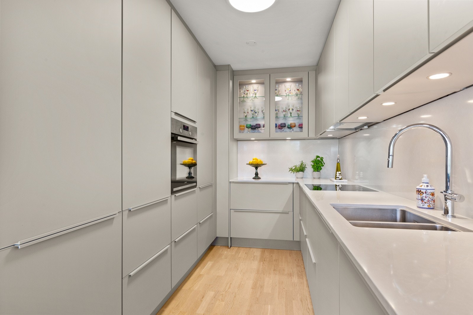 Kjøkkenet er nytt fra 2021 og er levert av tyske Nobilia, med slette skapfronter og benkeplater i slitesterk kompositt (Silestone) fra Cosentino. Galleribilde