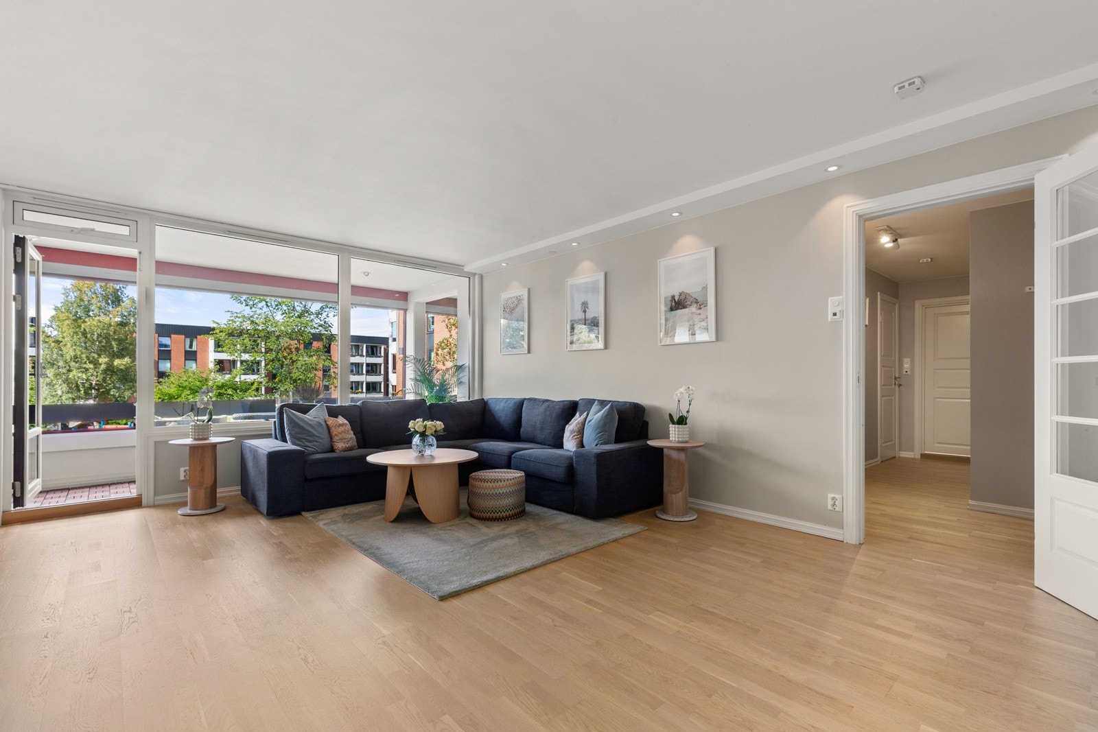 Stuen har en lys og åpen atmosfære, med stilrene overflater i delikate fargetoner og hvitbeiset lys 3-stavseikeparkett. Galleribilde